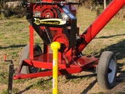 Quebradora de granos secos R500 - Equipada con barra de mando para toma de fuerza y protector de correas.
